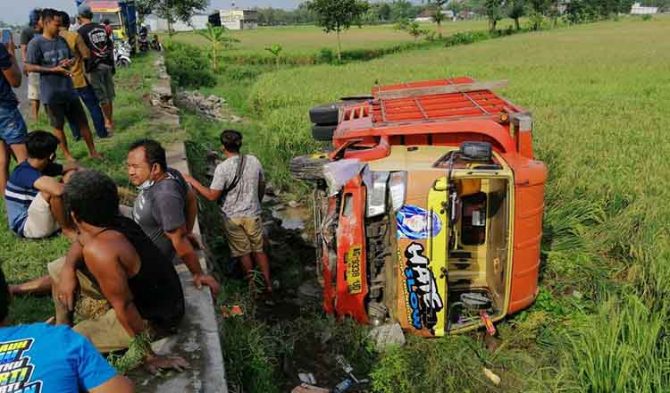 Sopir Tersengat Lebah, Truk Terguling di Area Persawahan Bypas Mojoagung Jombang
