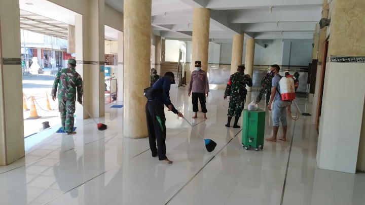 Masjid Jami' Al Karomah Asembagus Situbondo Didisinfektan Guna Cegah Covid-19
