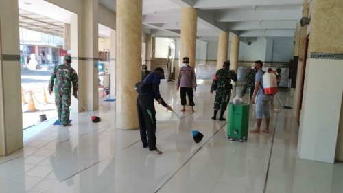 Masjid Jami' Al Karomah Asembagus Situbondo Didisinfektan Guna Cegah Covid-19