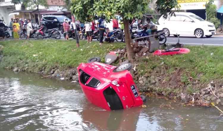 Tabrak Pedagang Buah di Jombang, Mobil Ayla Tercebur ke Sungai