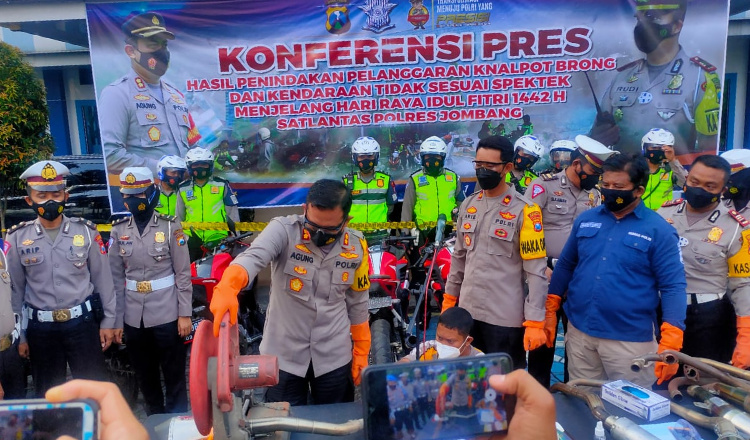 Polres Jombang, Musnahkan Ratusan Knalpot Brong