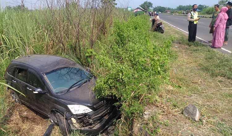 Mobil Berpenumpang Warga Sampang, Terjun ke Sawah Ringroad Mojoagung Jombang