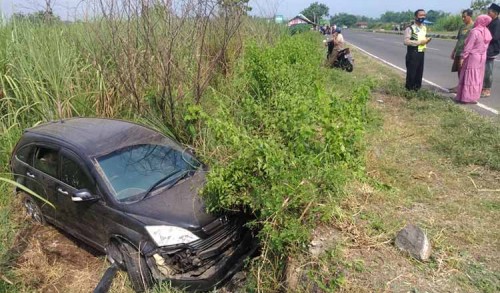 Mobil Berpenumpang Warga Sampang, Terjun ke Sawah Ringroad Mojoagung Jombang