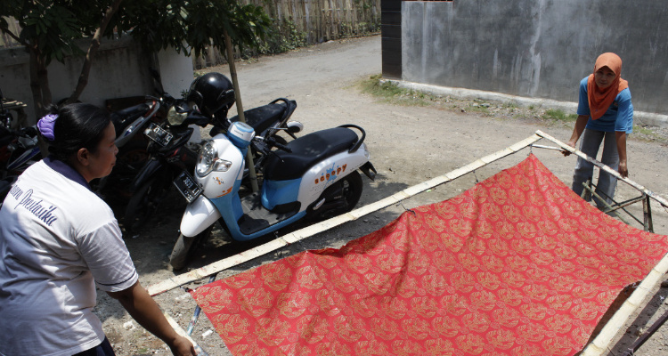 Jelang Masuk Sekolah, Perajin Batik Siswa di Probolinggo Kebanjiran Order