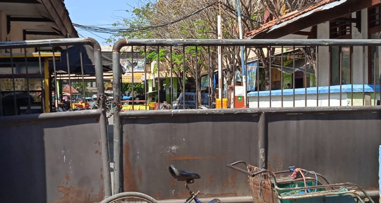 Terapkan PPKM Darurat Covid-19, Akses Masuk Pasar Srimangunan Sampang Ditutup