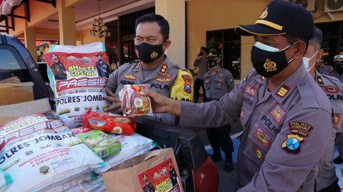 Polres Jombang Bantu Ratusan paket Sembako, Kepada Warga Terdampak PPKM Darurat