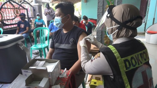 Warga Jombang Sambut Baik Program Vaksinasi Door To Door