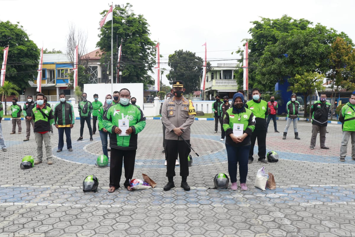 Kapolres Jombang Salurkan Bansos Kepada Komunitas Ojek Online