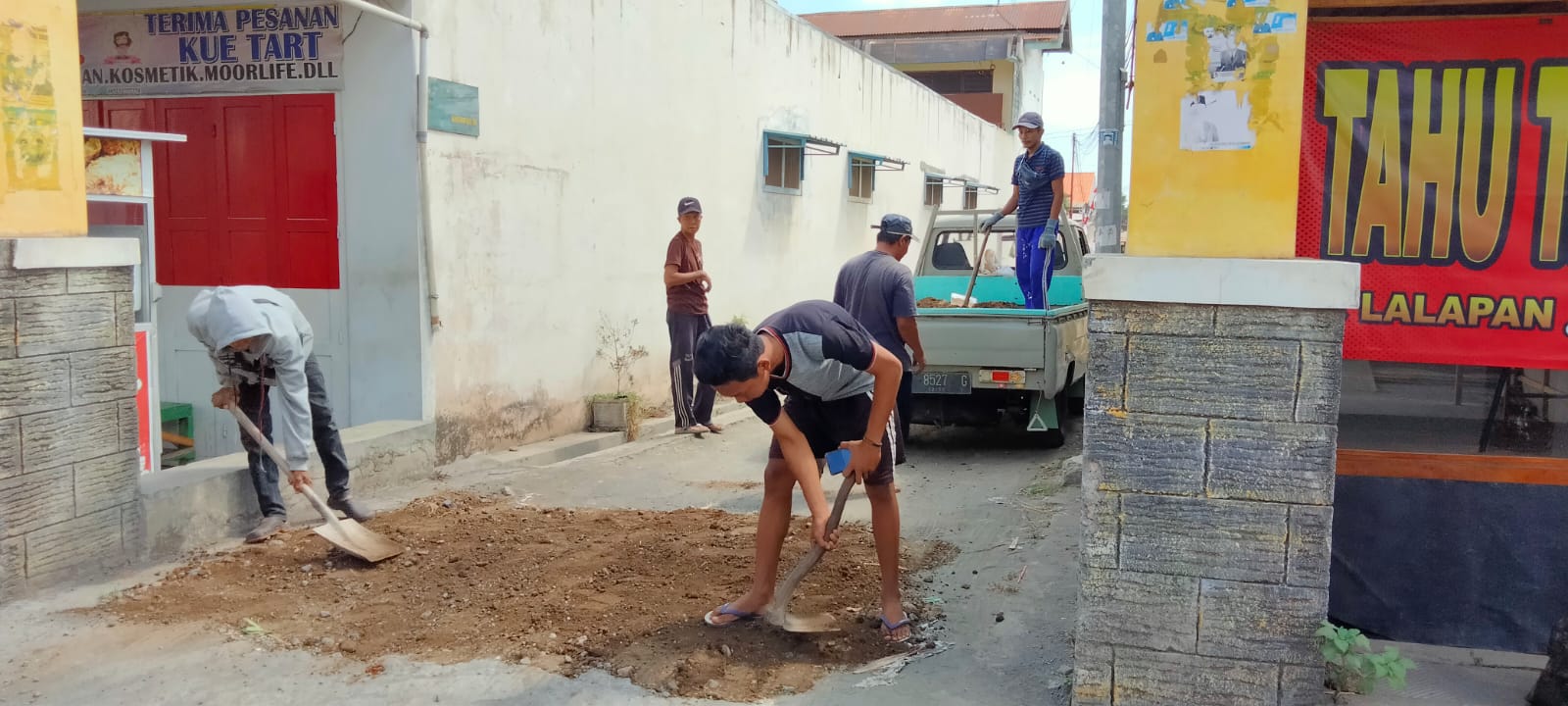 Paving Dibongkar, Warga Situbondo Protes dengan Ratakan Jalan Gang