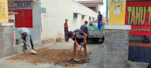 Paving Dibongkar, Warga Situbondo Protes dengan Ratakan Jalan Gang