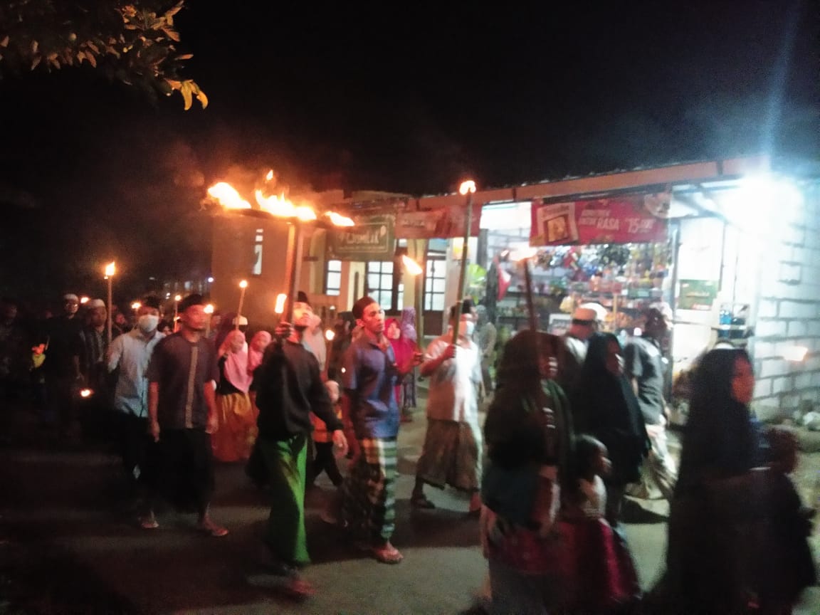 Tangkal Covid-19, Ratusan Warga di Probolinggo Gelar Pawai Obor Burdah