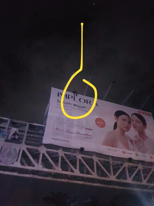 Diduga Depresi, Pria Disabilitas di Jember Duduk Histeris di Papan Reklame