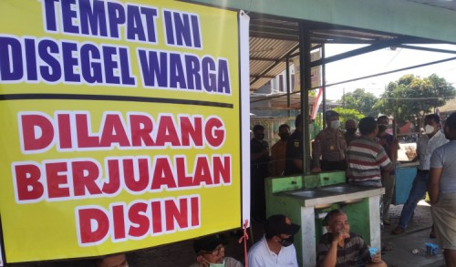 Belasan Warga Bondowoso Segel Lapak Wisata Kuliner Ki Ronggo, Ini Sebabnya