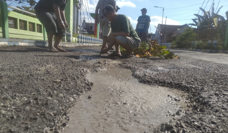 Protes, Warga Bondowoso Perbaiki Swadaya Jalan Kabupaten yang Rusak