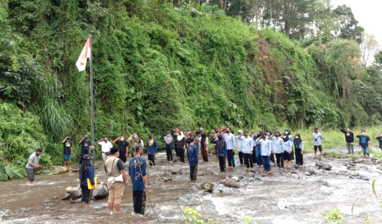 Unik! Warga Banyuwangi Gelar Upacara Kemerdekaan di Tengah Sungai