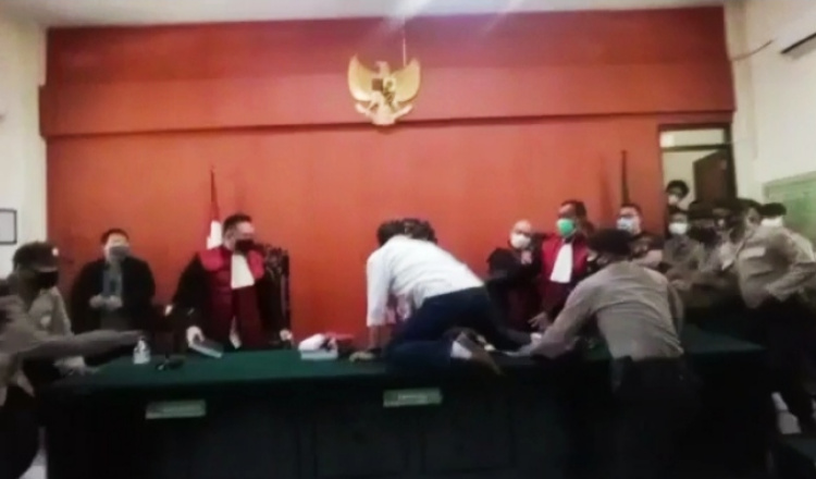 Divonis 3 Tahun, Aktivis Anti Masker Banyuwangi Serang Hakim