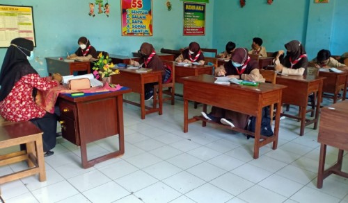 Guru Wajib Tervaksin di PTM Terbatas, Ini Kata PGRI Bondowoso