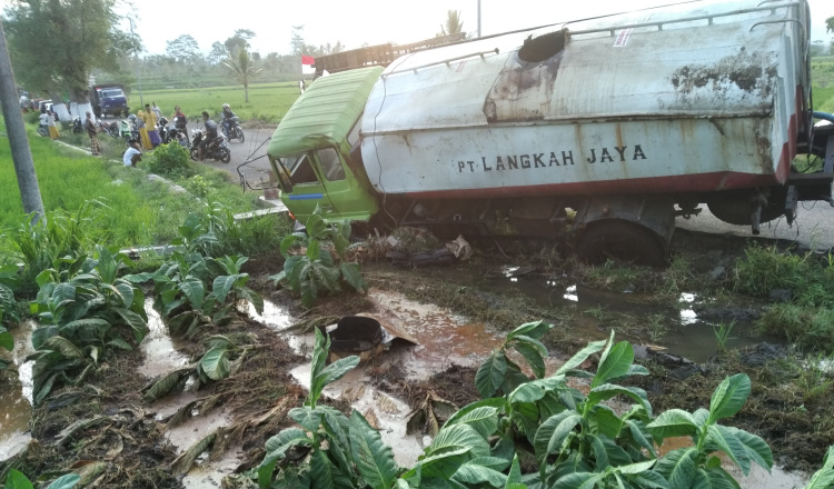 Truk Muat Tetes Terguling di Bondowoso, Tumpahan Rusak Lahan Tembakau