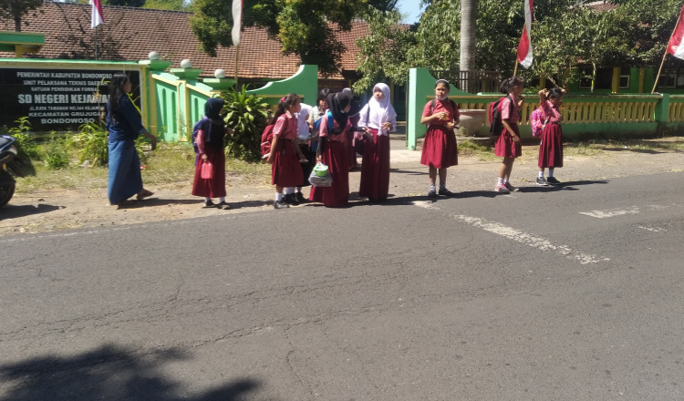 Antar Anak Sekolah, Wali Murid di Bondowoso Wajib Tervaksin