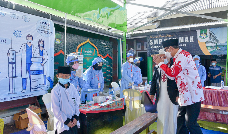 Wabup Jember Pantau Vaksinasi Massal di Ponpes Assuniyyah Kencong