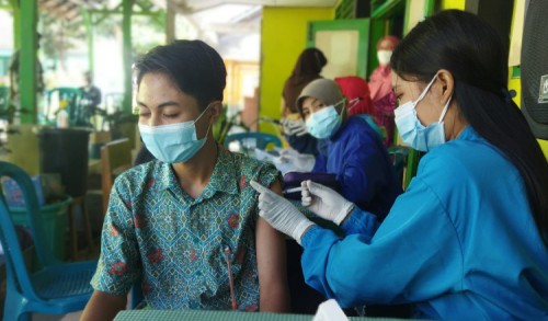 Ratusan Siswa SMPN 5 Bondowoso Divaksin Sinovac