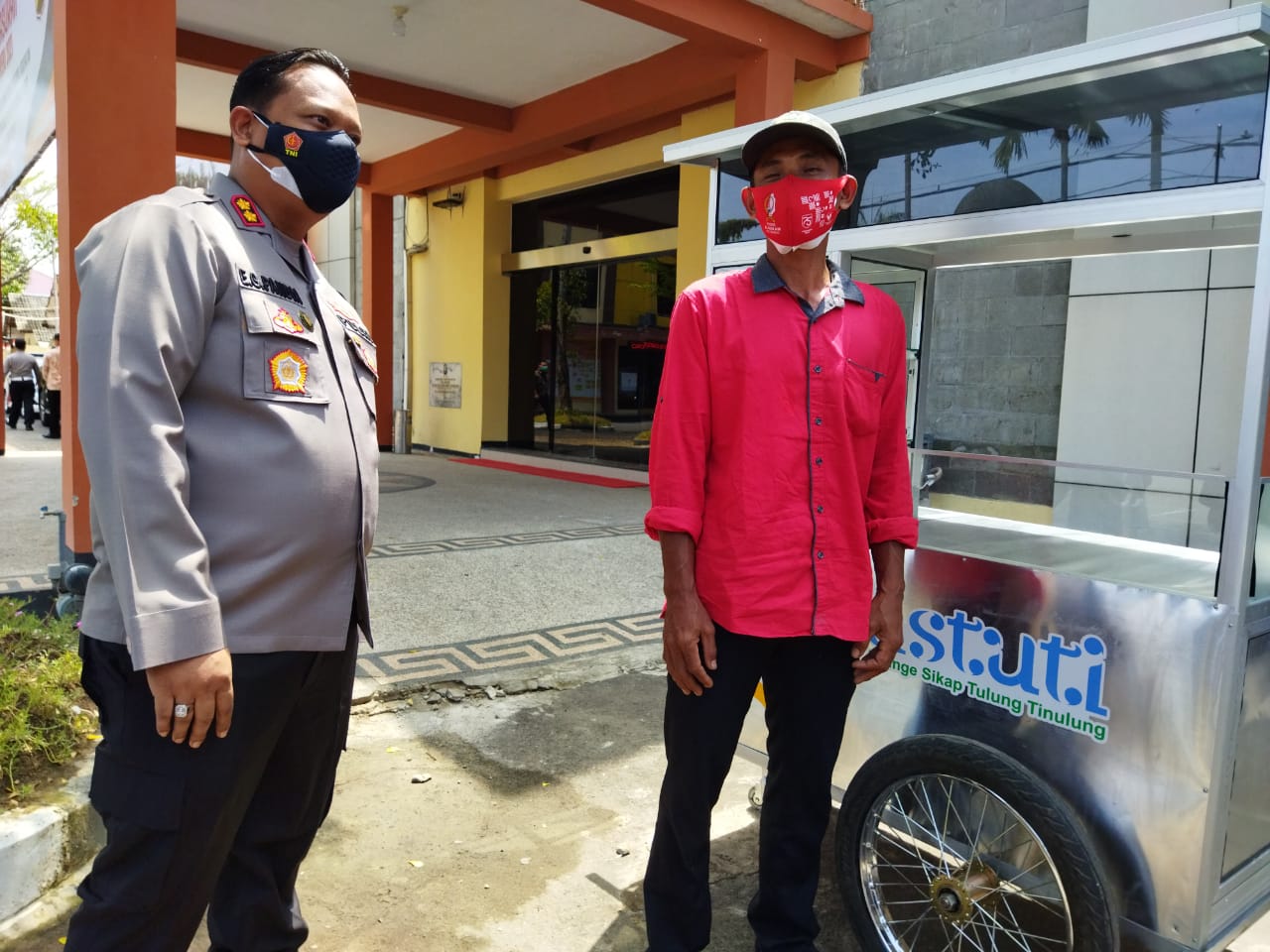 Kapolres Bojonegoro Bantu Gerobak UMKM Terdampak Covid-19