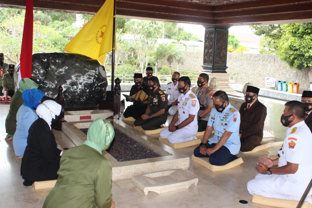 Wakapolda Jatim Ikuti Ziarah ke Makam Bung Karno, Peringati HUT TNI ke-76