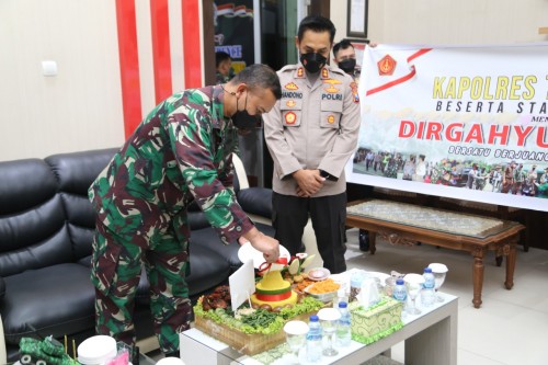 HUT TNI ke-76, Kapolres Tulungagung Beri Kejutan Dandim 0807
