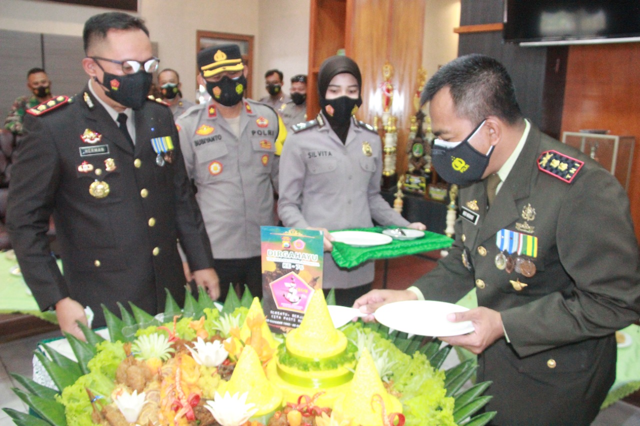 Surprise! Kapolres Bondowoso Kirim 3 Tumpeng Peringatan HUT TNI ke-76