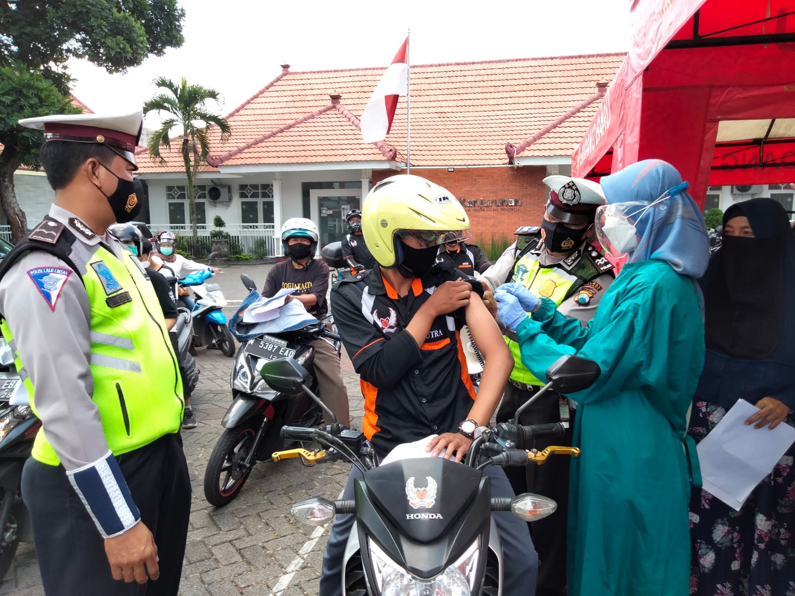 Vaksinasi Drive Thru Polres Malang Ramai Peminat