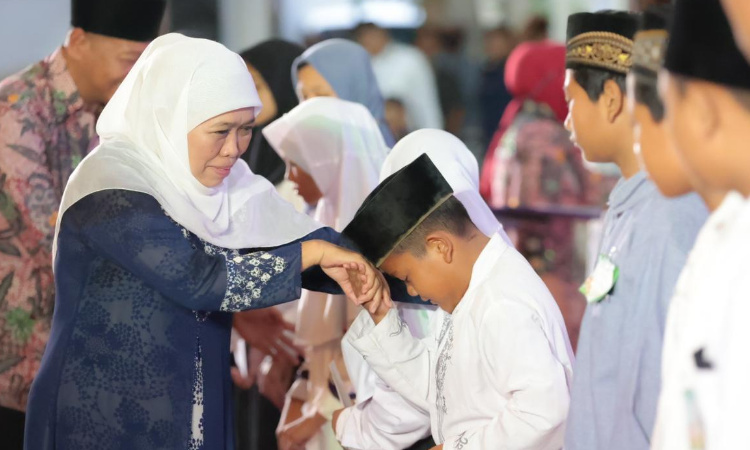 Gubernur Khofifah Berbagi Ceria Bersama 1.700 Anak Yatim di Tulungagung 
