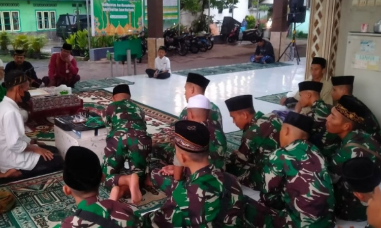 Di Jember, Personel Yonarmed 8/UY 'Jadi Santri'