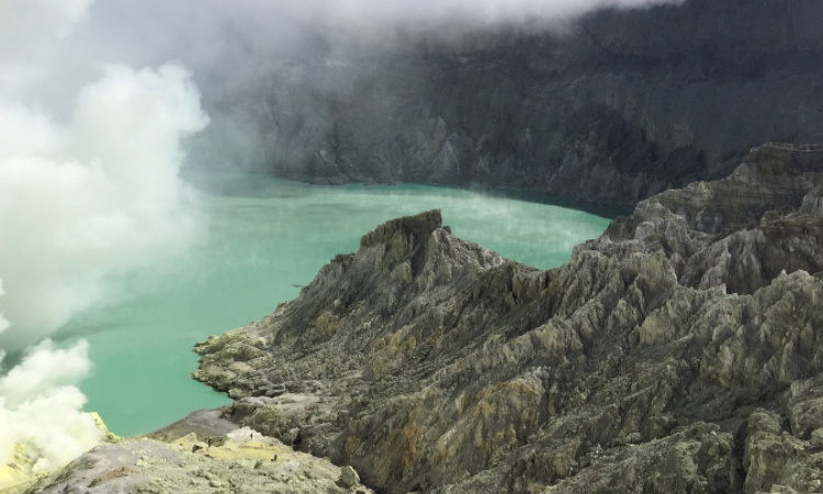 Eksplorasi Keindahan Kawah Ijen: Pesona Blue Fire yang Mendunia dan Unik di Dunia