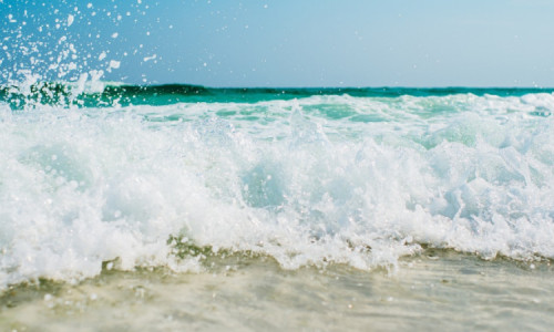 Pantai Ora di Maluku Tengah: Maldives-nya Indonesia yang Menawan dengan Pasir Putih dan Air Laut Jernih