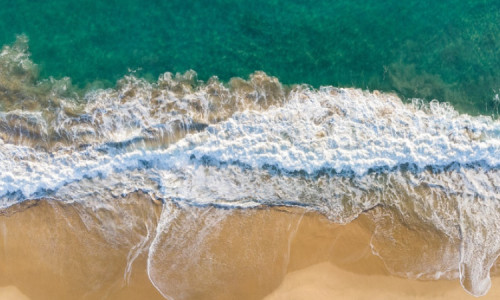 Eksotisme Pantai Tanjung Aan di Lombok: Surga Pasir Putih dan Ombak Tenang yang Menawan