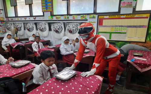 Power Rangers Meriahkan Edukasi Gizi MBG di SDN Kademangan 1 Bondowoso